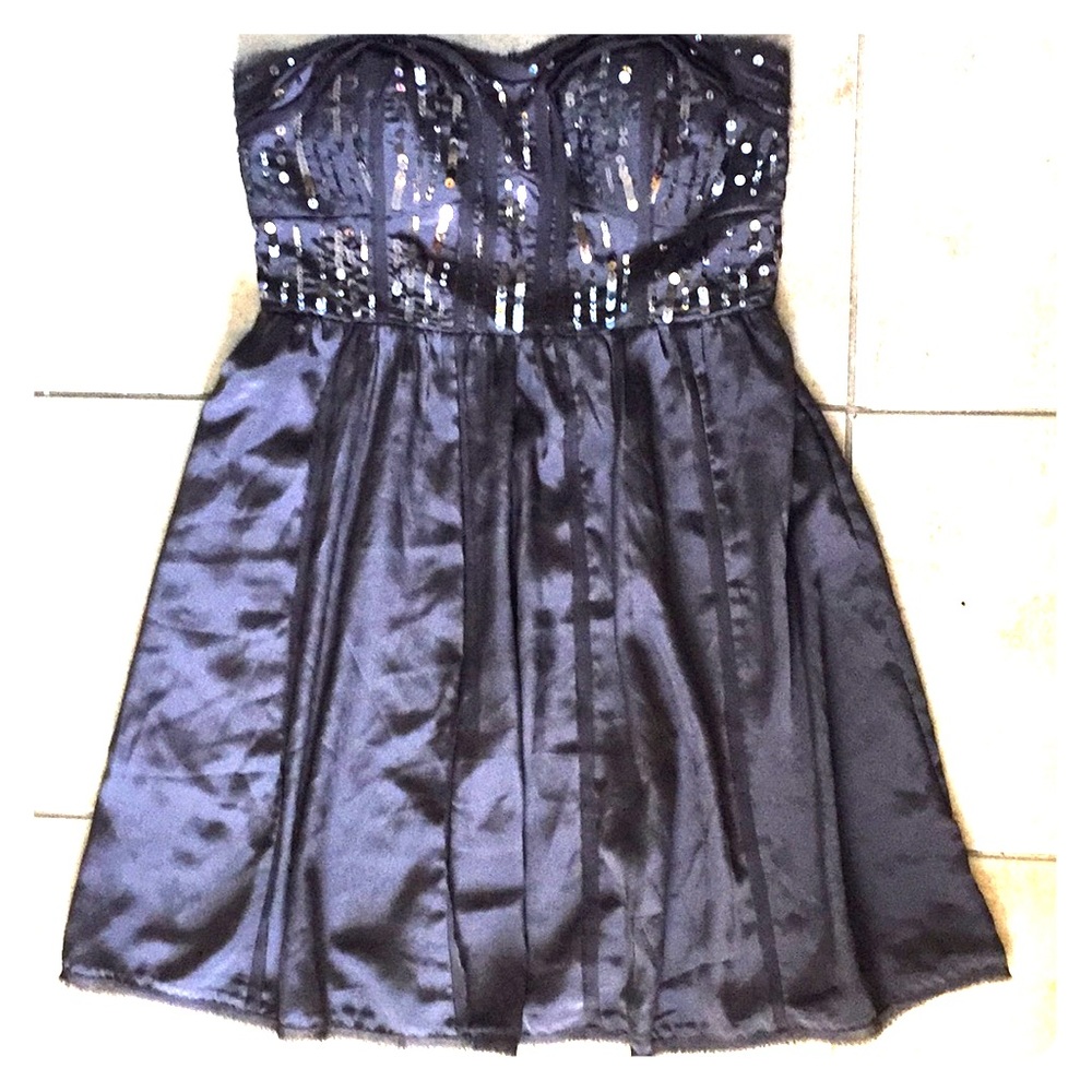 Darling strapless dress!